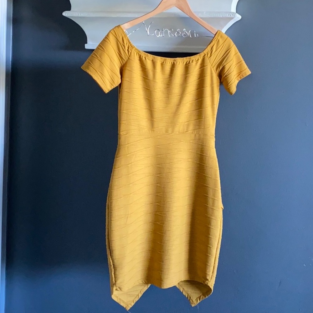 Off-the-shoulders mini dress